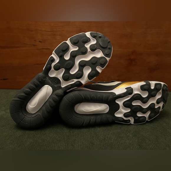 Nike Air Max 270 React - Picture 4 of 8